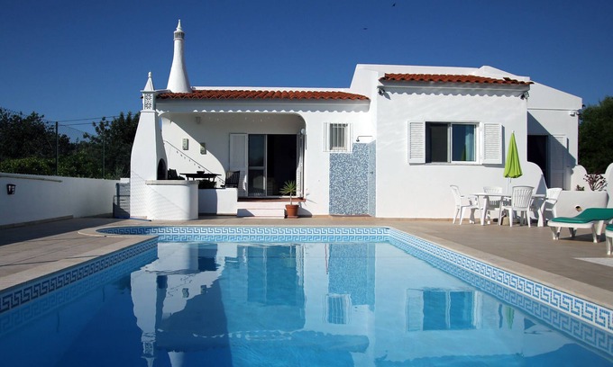 Boliqueime Villa | Villa aislada para familias con piscina privada, WIFI gratuito y TV internacional