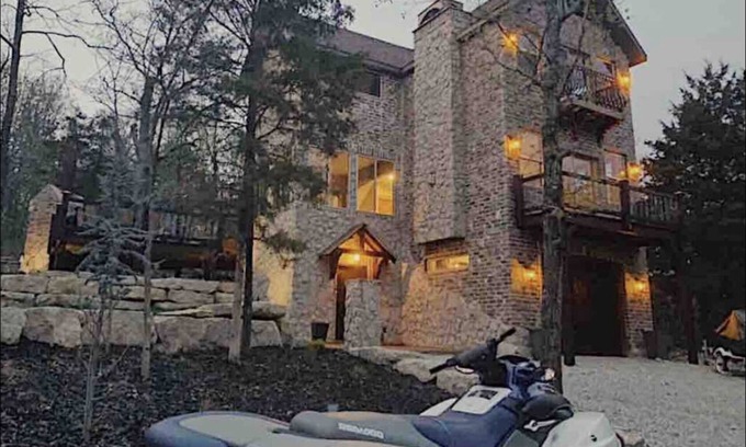 Big Cedars Cabina | Secluded family lake home by Big Cedar and Table Rock Lake. Must Experience