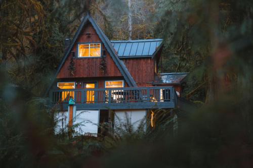 Skagit County Casa | Secluded Forest Cabin with Hot Tub and Private Waterfall
