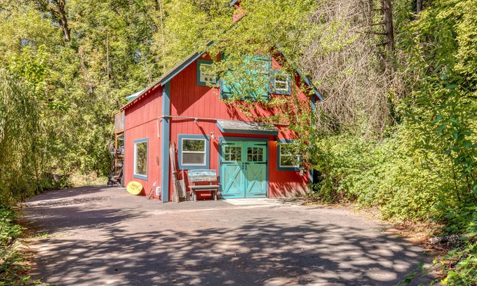 Cedar Hills Casa | Secluded forest home with private hot tub - dog-friendly - 6 minutes to downtown