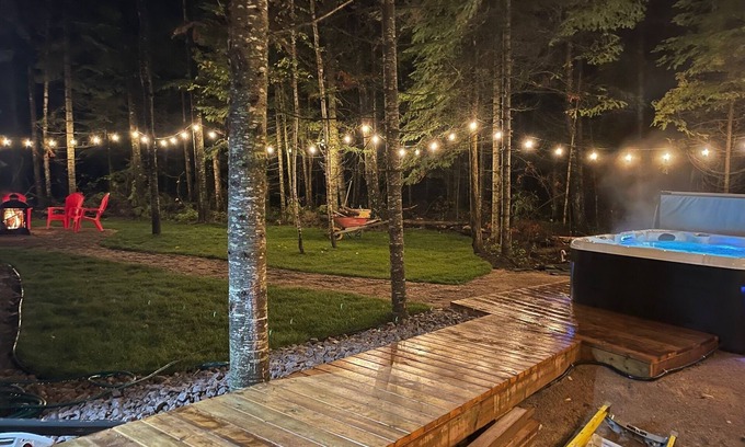Lac du Bonnet Cabaña | Secluded Forest Themed Cottage with Hot Tub,3 bed 2 bath with loft sitting area