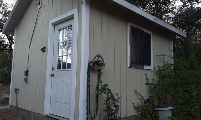 Redding Cabina | Secluded furnished cabin in woods next to seasonal creek in Shasta lake city.