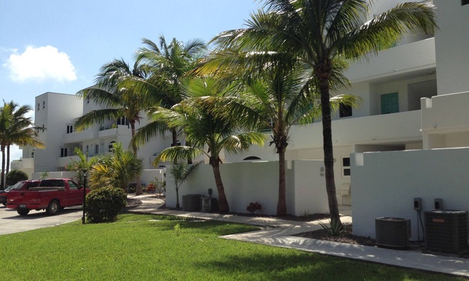 Bahamas Terrace Condominio | Aislado en planta baja condominio frente al mar
