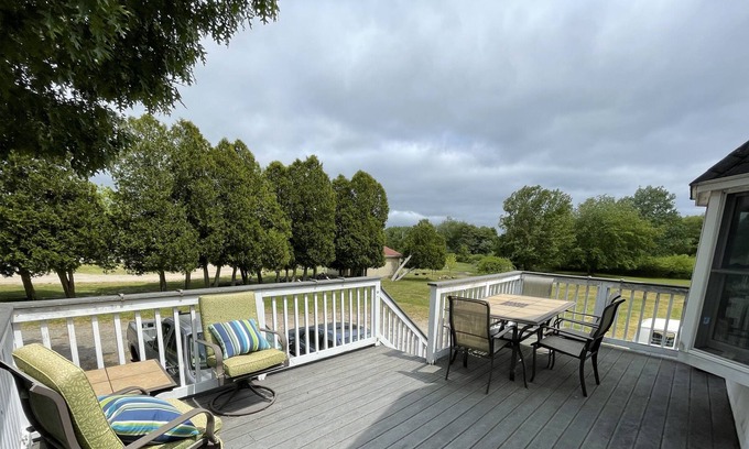 Misquamicut Apartamento | Secluded Hideaway minutes from the ocean
