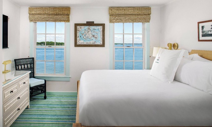 Shelter Island Heights Casa | Secluded Hideaway in 2 Waterview Rooms! Outdoor Pool, Bicycles & Stunning Views