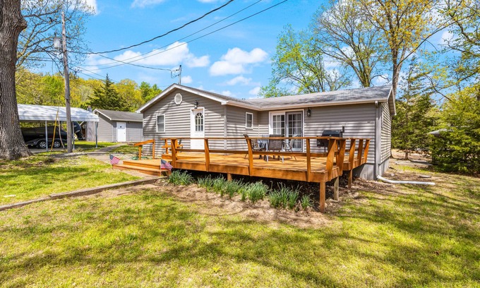 Sunrise Beach Casa | Secluded home near boat launch with deck, gazebo, washer/dryer, & central AC