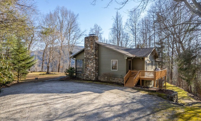 Bat Cave Casa | SECLUDED HOME WITH MOUNTAIN VIEWS PRIVACY - NOW WITH STARLINK