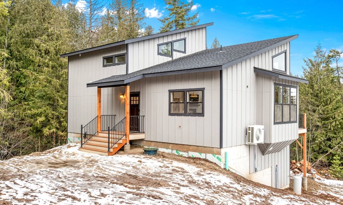 Sandpoint Casa | Secluded home with deck, grill, hot tub, fireplace, private beach, & W/D