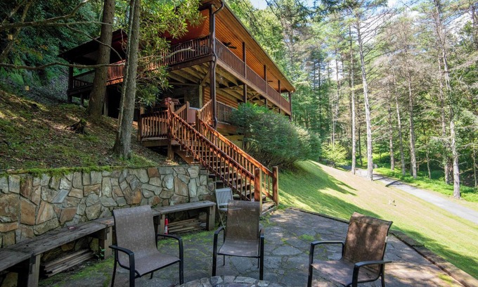 Piney Creek Cabina | Secluded + HOT TUB + 5 mins to State Park