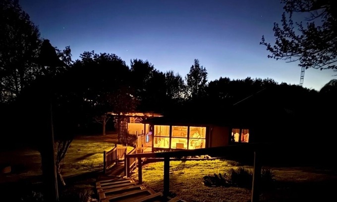 Mineral City Cabina | Secluded house built into the earth. Wildlife, pet friendly, fishing, hot tub, Wi-Fi!