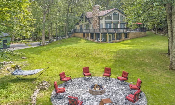 Cresco Casa | Secluded House by the Creek in charming Cresco