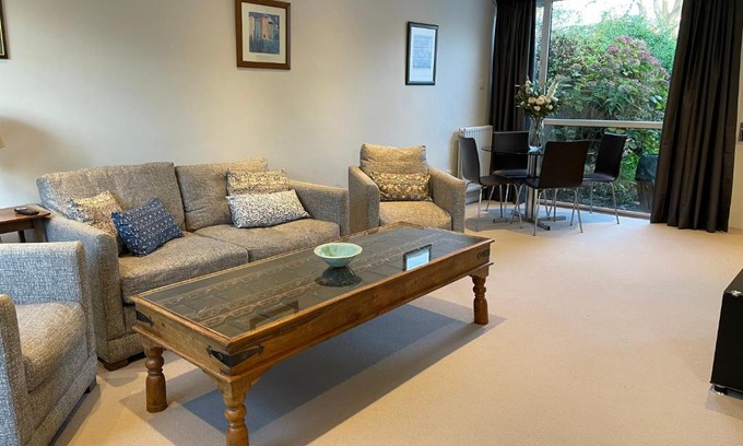 East Putney Casa | Secluded House in Vibrant Putney