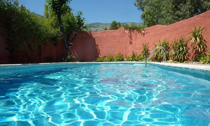 Orgiva Cabaña | Solitaria casa rural con vistas, amplia piscina, a las afueras de la ciudad