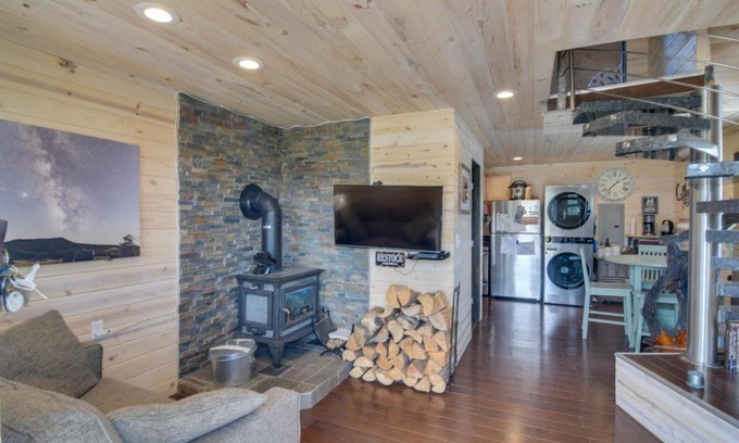 Stagetop Casa | Secluded Jefferson Cabin with Deck and Mountain Views!
