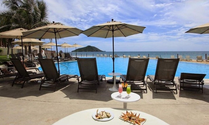 Marina Mazatlán Hotel | Secluded Junior Suite w Jacuzzi & Pool Ideal for Couple Getaway