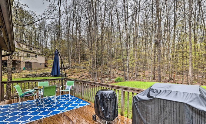 Greentown Cabaña | Secluded Lake Ariel Hideaway w/ Deck & Pool Access