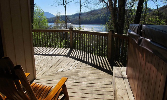 Topton Cabina | Aislado, bañera de hidromasaje! Cabaña con vistas al lago! Especial llámame!