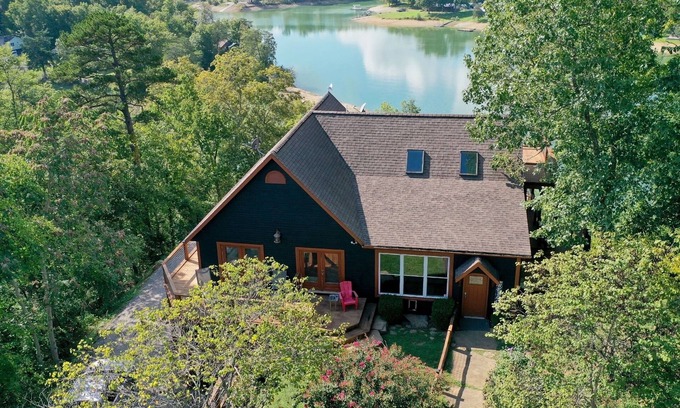 Dandridge Cabina | Secluded Lakefront Estate: Private Dock, Huge deck w/ views, Kayaks, Hot Tub