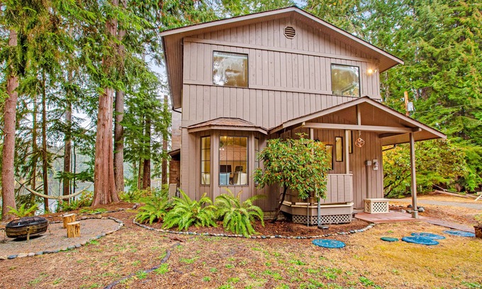 Langley Casa | Secluded lakefront home with fast WiFi, dock, paddleboards, deck & fire table
