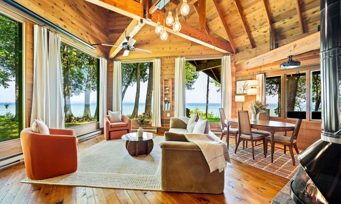 Gills Rock Cabina | Secluded, Lakeside Cottage on the Bluff