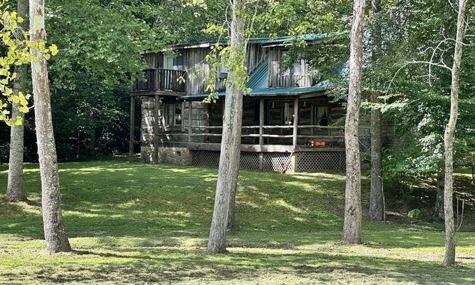 Stanton Cabina | Secluded Large Group Authentic Cabin with fishing, a hot tub and wi-fi