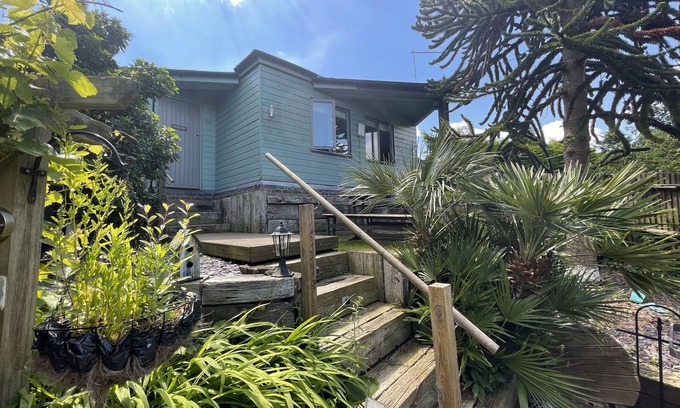 Brighton Cabina | Secluded Lodge at the top of the garden. Free Parking, Dog Friendly £20 per pet