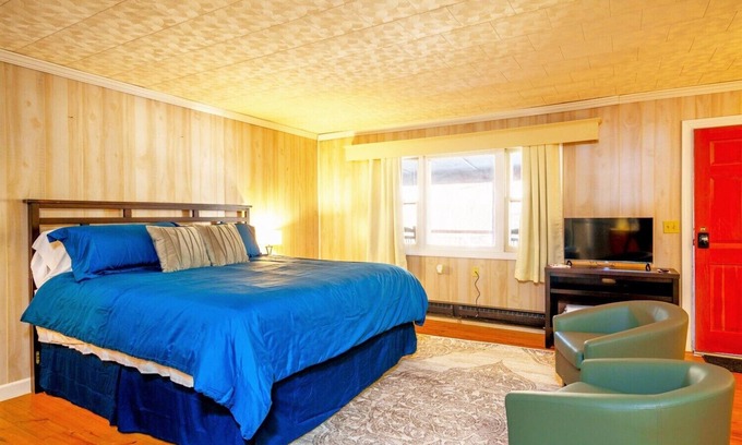 Elkins Cabina | Secluded Lodge*Full kitchen + King Bed
