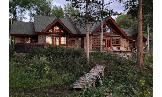 Granby Cabina | Secluded log cabin along serene Hurd Creek ♥