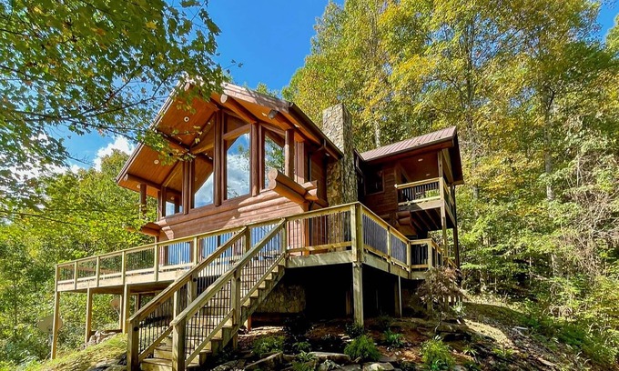 Almond Cabina | Secluded log cabin with fireplace and hot tub on deck.