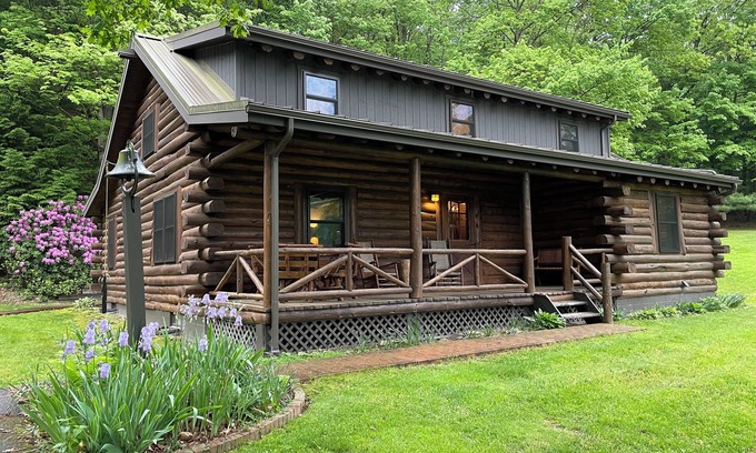 Stone Creek Cabina | Secluded Log Cabin on 300 Acres Near the Heart of Amish Country Ohio