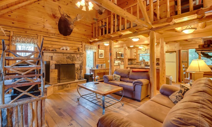 Cresco Cabina | Secluded Log Cabin w/ Fire Pit in Cresco!