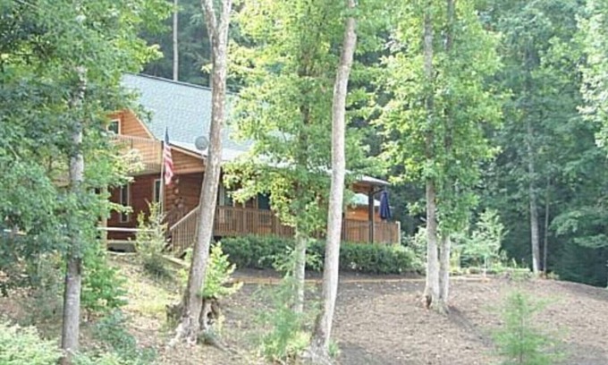 Lake Lure Casa | Casa de troncos aislada en 10 acres con arroyo, jardín privado y senderos para caminar.