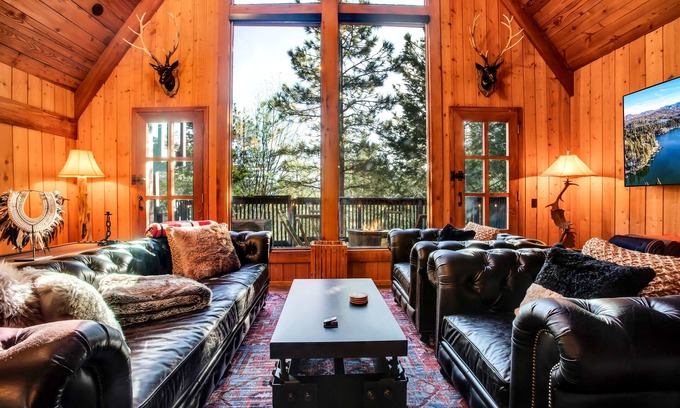 Blue Jay Chalet De Esquí | Secluded Luxury Chalet - Bespoke Finishes, Hot Tub, Decks, Firepits, and Grill