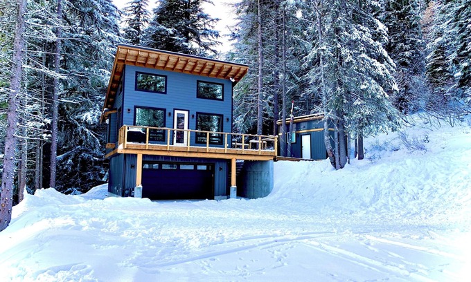Sandpoint Cabina | Secluded Luxury: Your Cabin, Your Hot Tub, Your Vacation!