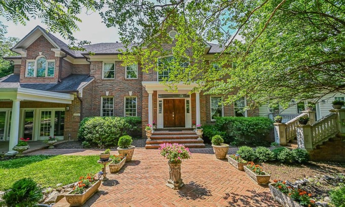 McLean Casa | Secluded mansion on 2 acres