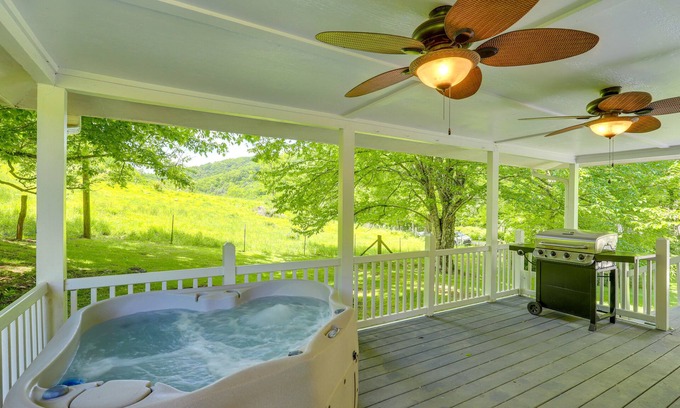 Marshall Cabaña | Aislada Marshall Cottage w / Hot Tub & Mtn Vistas!