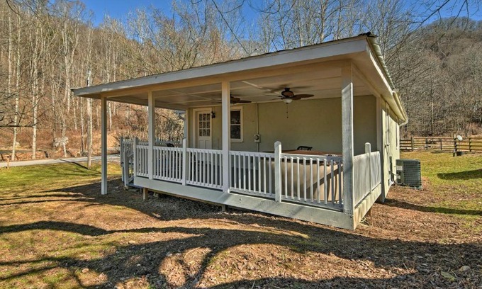 Marshall Casa | Secluded Marshall Cottage Hot Tub and Mountain View