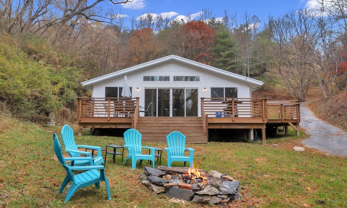 Marshall Cabina | Secluded modern cabin, short walk to town, river & brewery. <25 min to Asheville