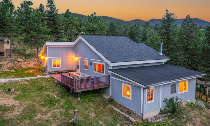 Coal Creek Canyon Casa | ⛰️Secluded Modern Mountain Lodge w/ Mtn Views/ Game Room🕹️/Deck