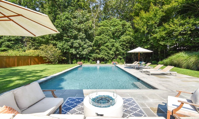 Montauk Casa | RENOVACIÓN DE LUJO PARA 2019! Montauk Inicio con piscina + paseo a Ocean Beach