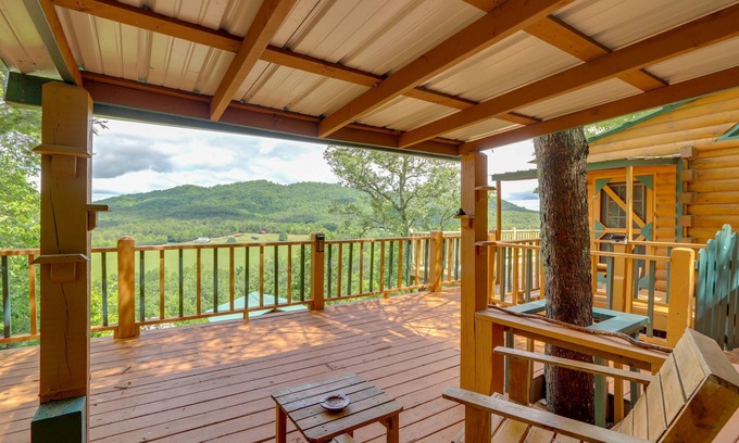 Warne Cabina | Secluded Mountain Cabin w/ Decks + Gazebo!