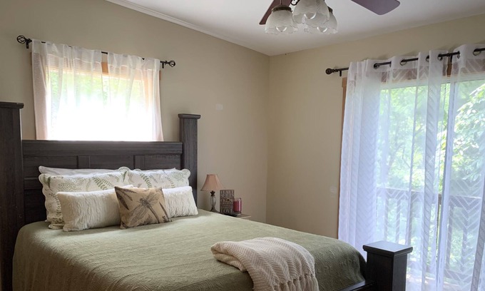 Wiley Cabina | Secluded Mountain Cabin- 10 minutes from great shopping and dining!