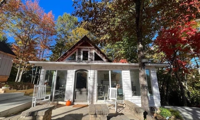 Brevard Cabaña | SECLUDED MOUNTAIN GETAWAY WITH MOUNTAIN VIEWS/PRIVATE LAKE ACCESS/PET OK/WIFI