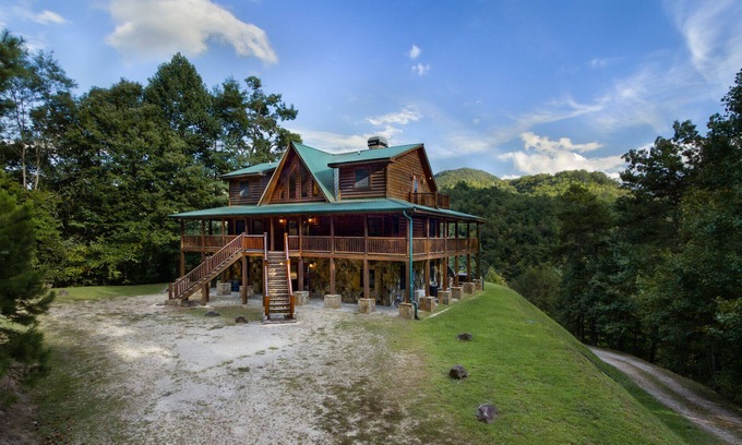 Fontana Dam Cabina | Secluded Mountain Lodge with private dock on a picturesque lake