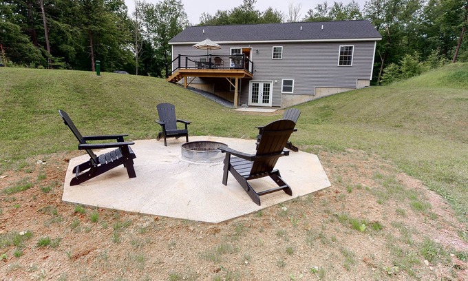 Sunderland Casa | Secluded mountain retreat with fast WiFi, central AC, washer/dryer, & a firepit