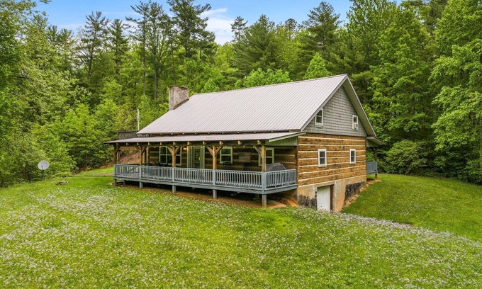 Hartford Casa | Secluded Mountain Top Retreat with Game Room - your private adventure awaits!