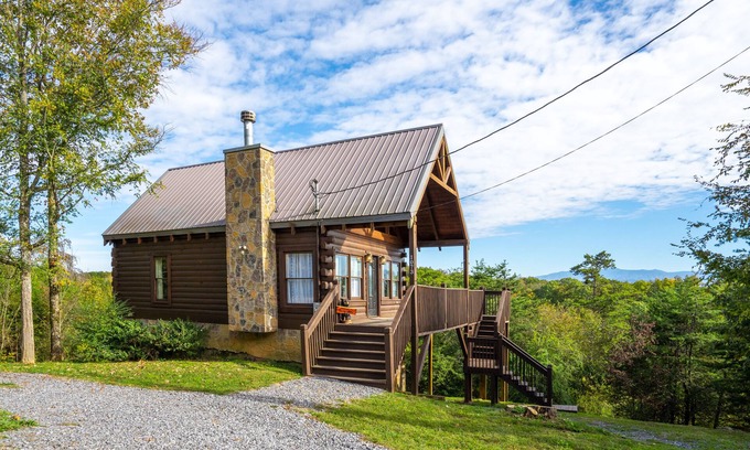 Sevierville Cabina | Secluded Mountain View Cabin w Private Lake Access