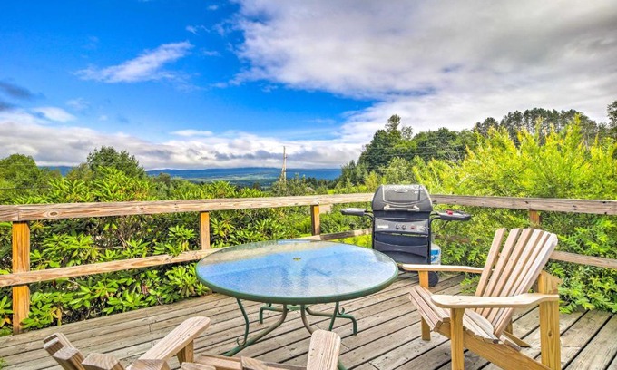 Morrisville Casa | Secluded Mountainside Home about 13 Mi to Skiing!