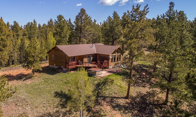 Woodland Park Cabina | ¡Cabaña Mtn aislada en 35 acres, vista de Pikes Peak! Bañera de hidromasaje y cerca de las atracciones!