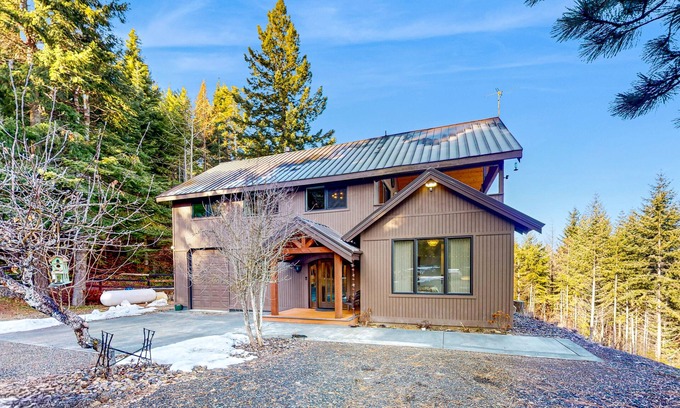 Cle Elum Casa | Secluded mtn-view home with game room, private hot tub, outdoor kitchen, & grill